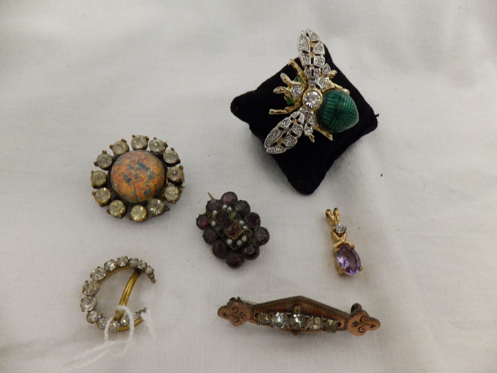 A mixed selection to include brooches etc (6)