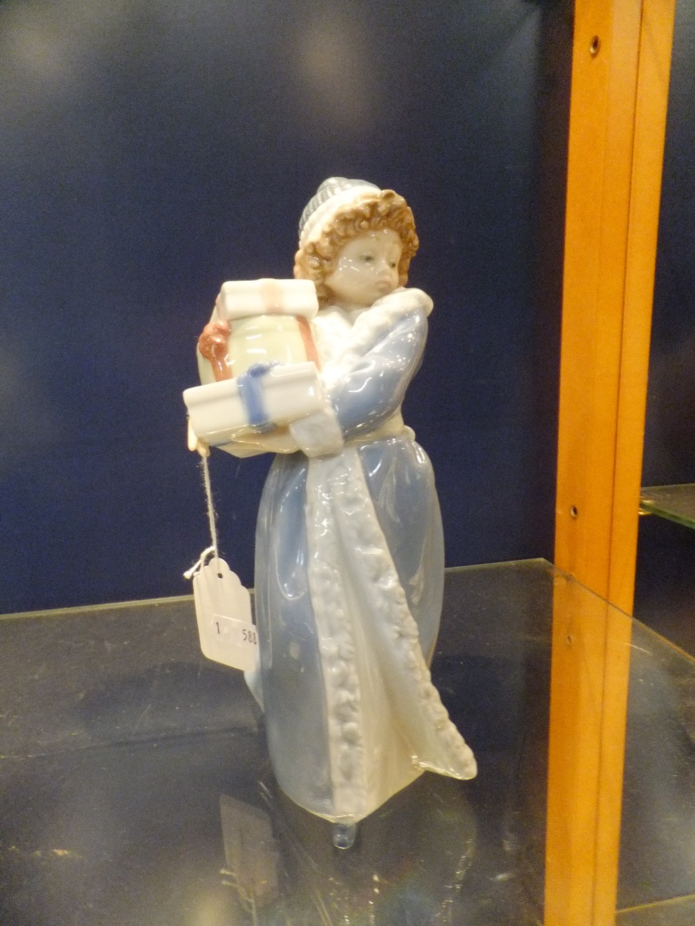 A Nao figurine "Girl with Gifts"