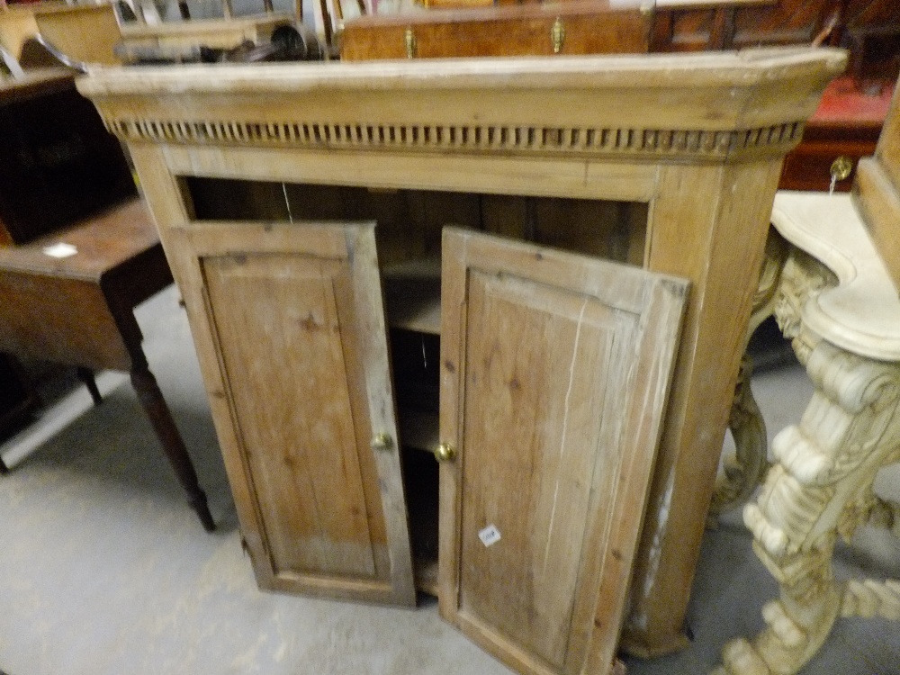 A Victorian pine corner cupboard (door's loose)