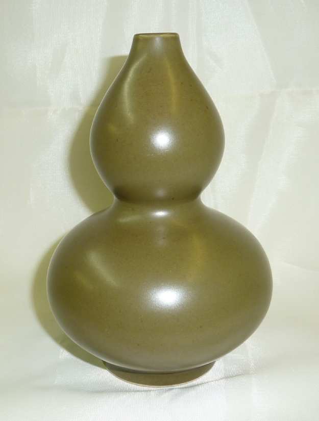 Small Chinese double gored vase with six digit signature panel to the base (16cm high)