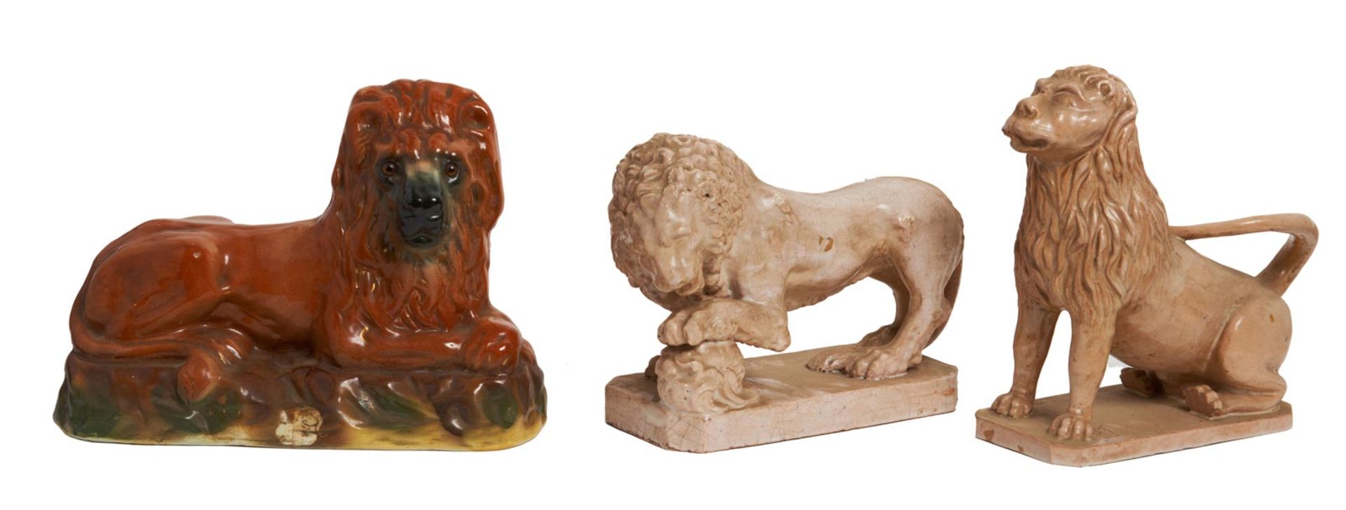 ENGLISH SCHOOL 19th CENTURY ""Leones"", tres esculturas en porcelana policromada, 23x30 cm. aprox.