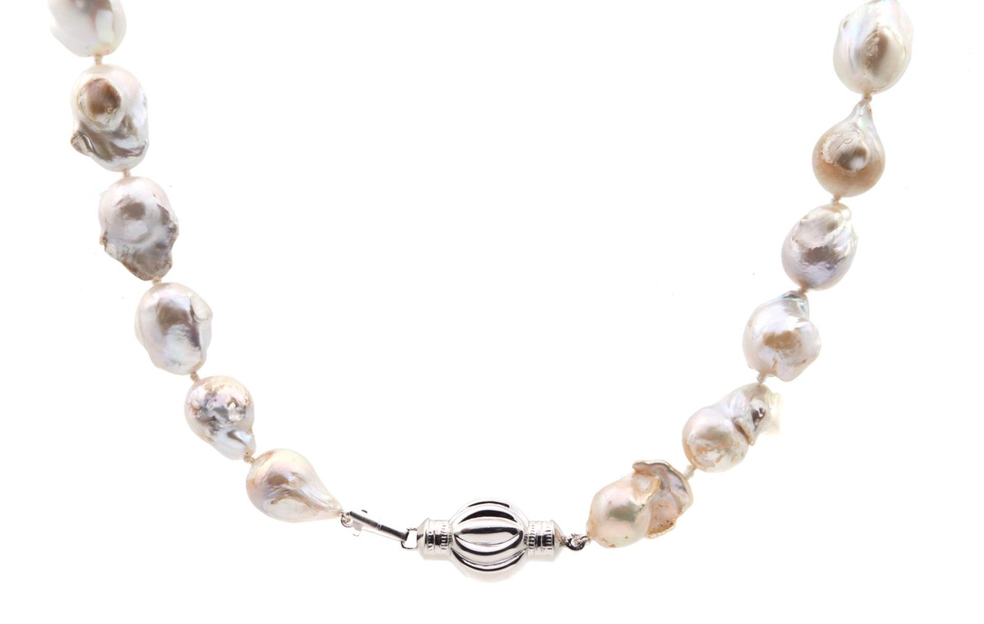 NECKLACE De perlas barrocas con cierre en plata. 50,5 cm. largo y 92,9 gr.