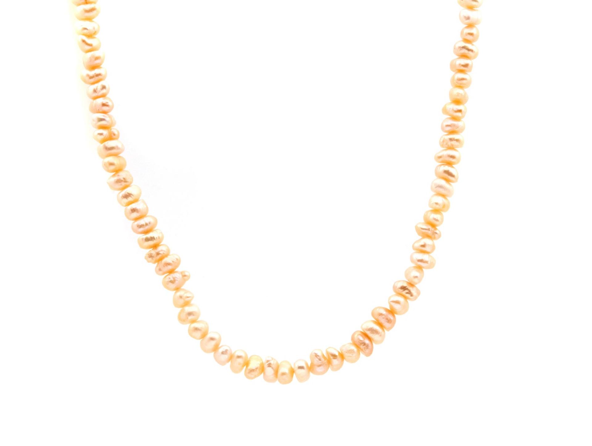 NECKLACE De perlas de río y cierre en oro. 122 cm. largo y 79,9 gr.