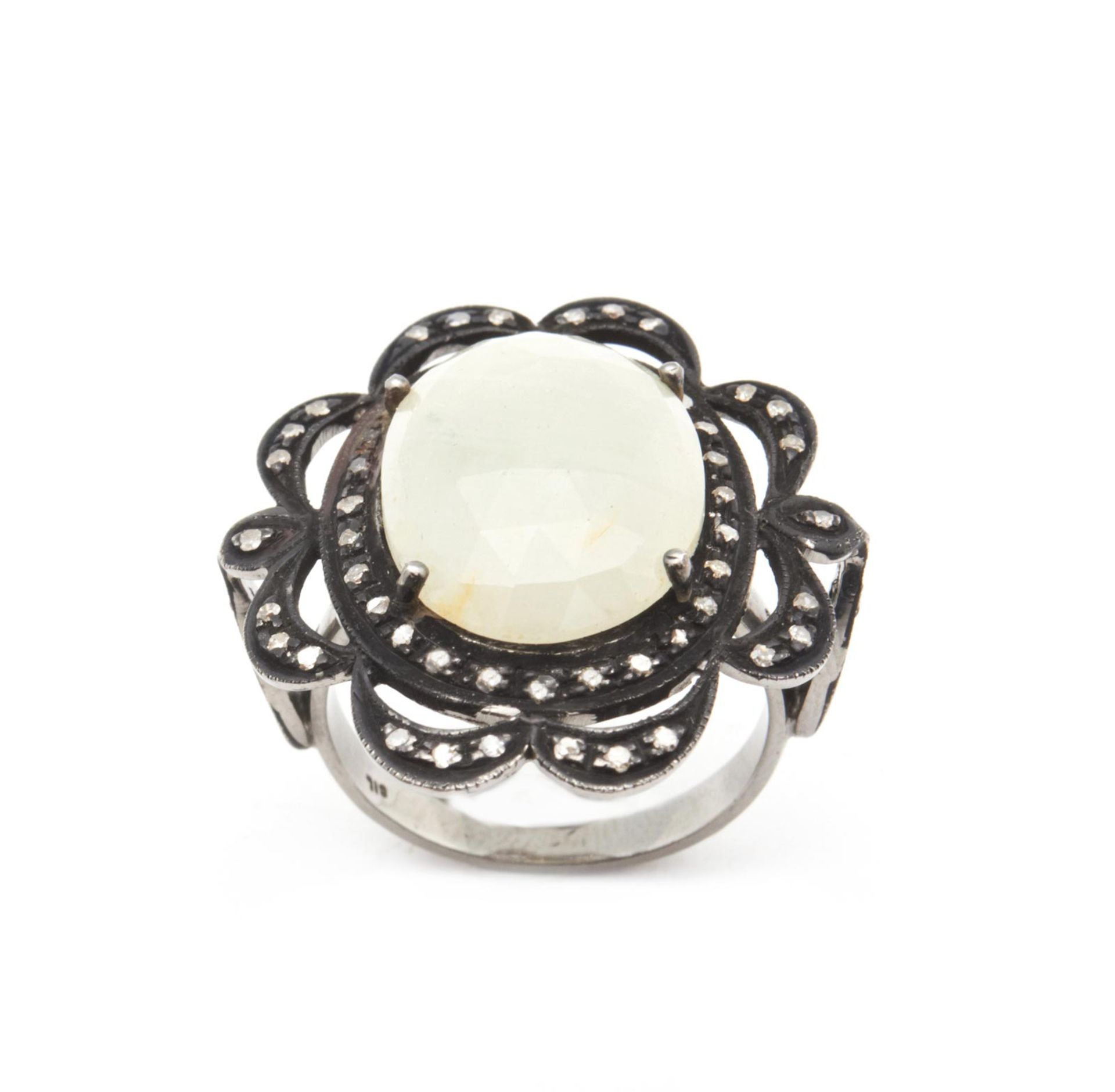 RING Montura en plata con calcedonia central orlada por diamantes talla 8/8. 7 gr.