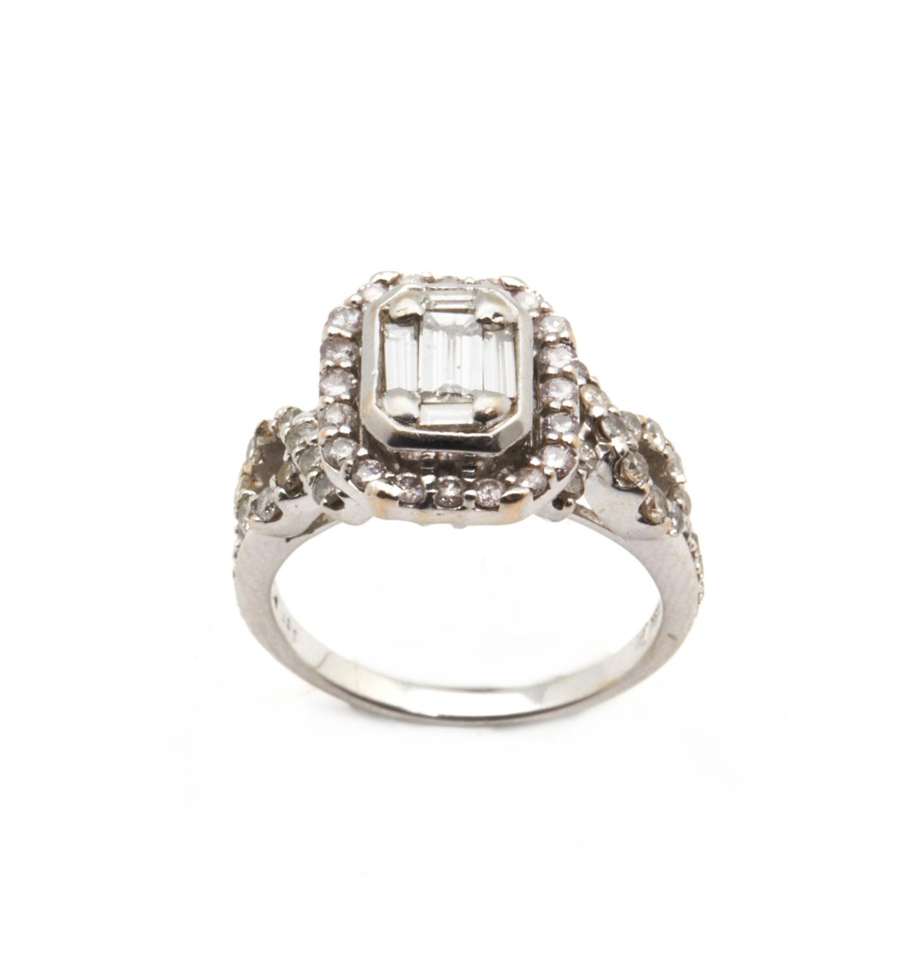 RING En oro blanco con diamantes talla brillante y circonita.