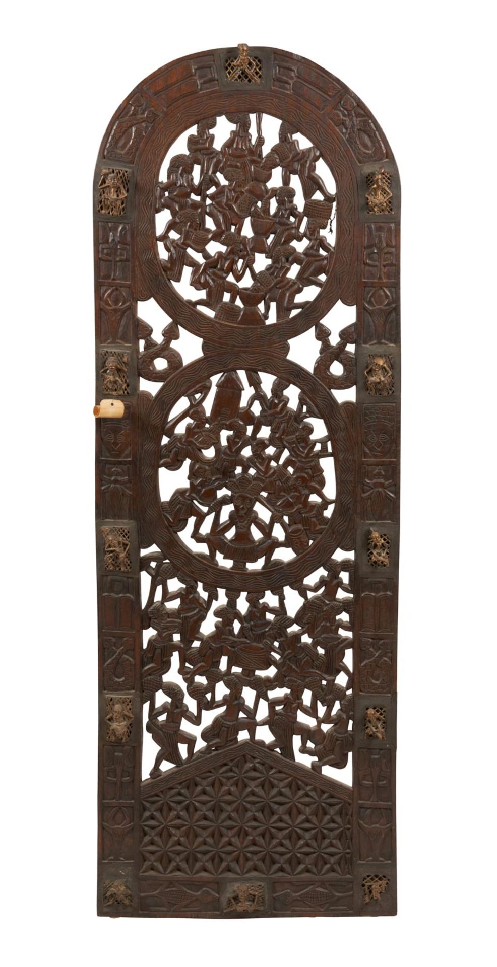 AFRICAN SCREEN, CAMEROON 20th CENTURY En madera tallada con motivos costumbristas de los
