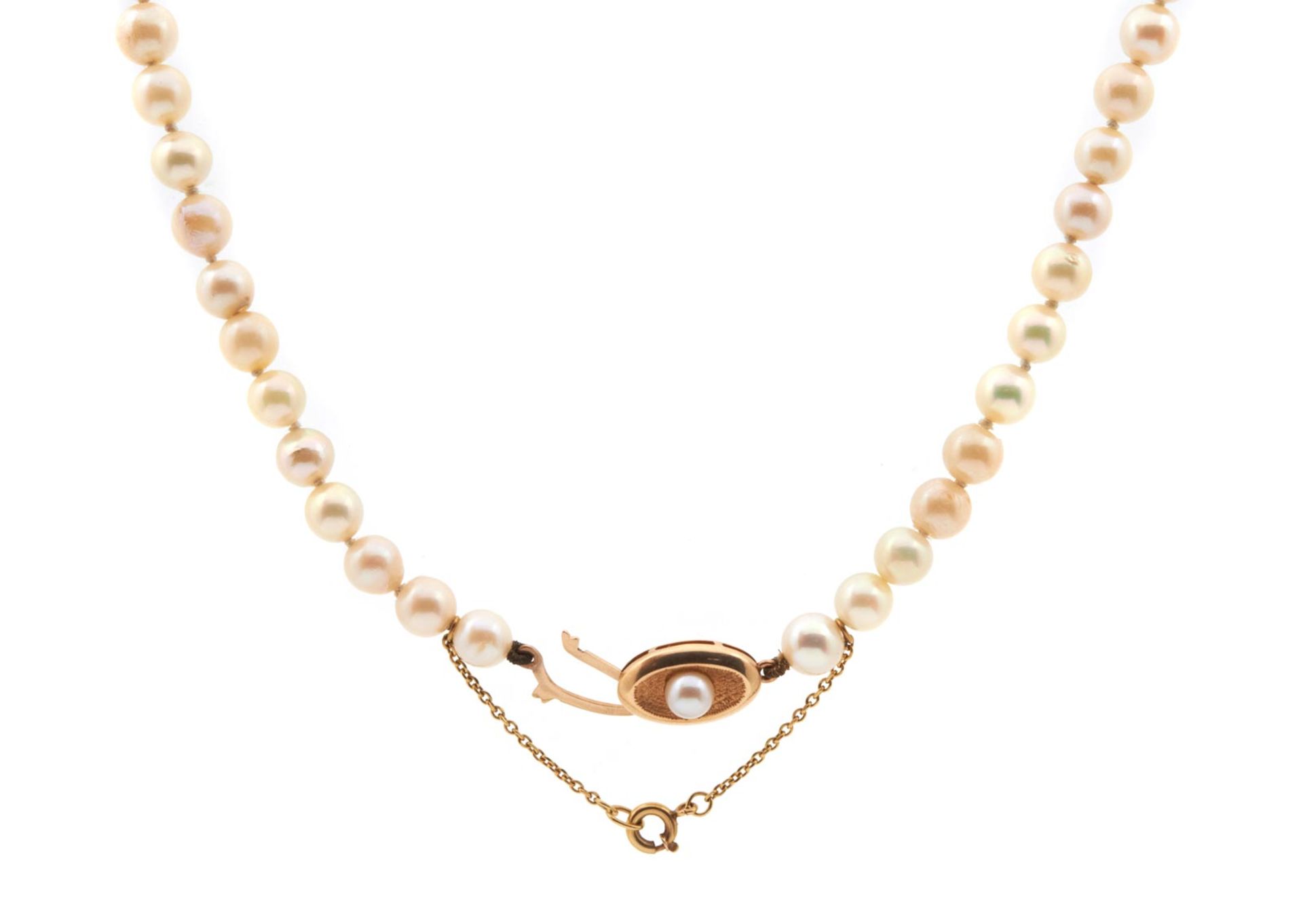 NECKLACE de perlas cultivadas de 6 mm. de diámetro. Cierre en oro y perla. 29,10 gr.