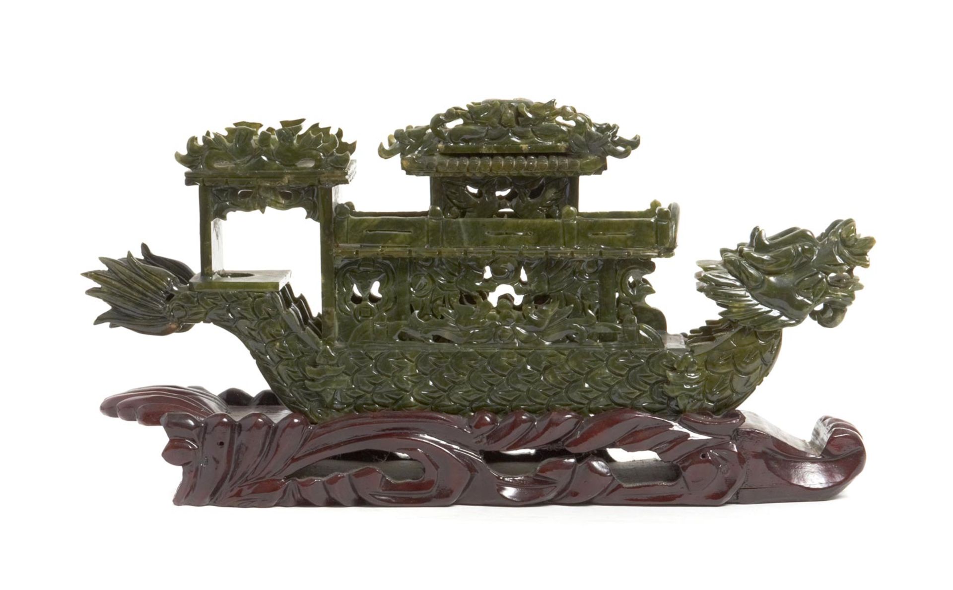 CHINESE BOAT 20th CENTURY Época de la República. En piedra dura tallada, 13x23 cm. Base en madera.