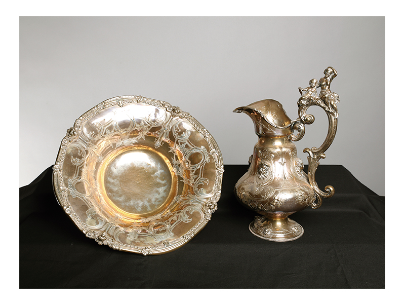 AGUAMANIL Realizado en plata en su color, de finales del S XIX. La jarra sobre peana circular está