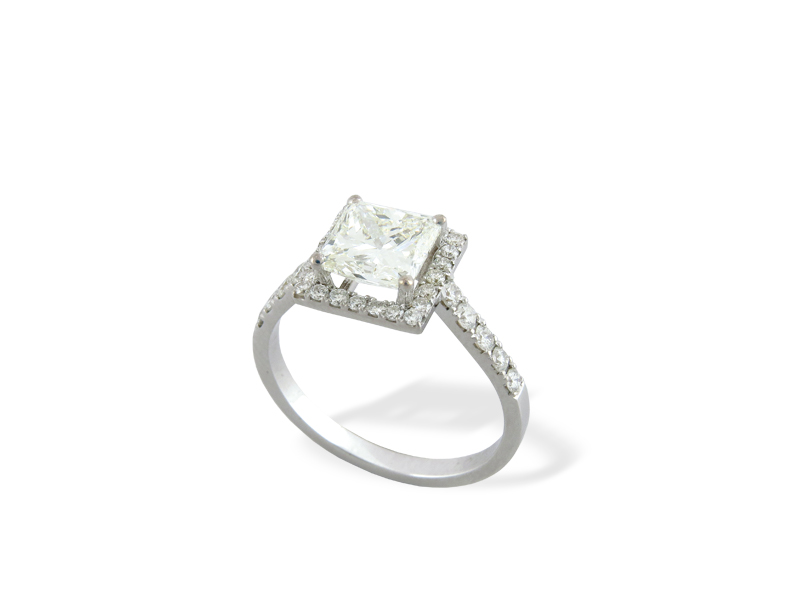 SORTIJA Realizada en oro blanco con un diamante central talla princesa, peso aproximado: 1.52 ct.,