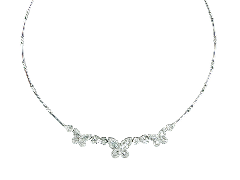 COLLAR Realizado en oro blanco, con motivos centrales en forma de mariposas, cuajados de diamantes