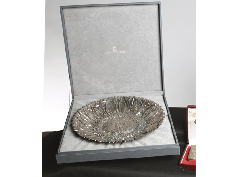PLATO DECORATIVO GIANMARIA BUCCELLATI Realizado en plata en su color, en forma de girasol. Se
