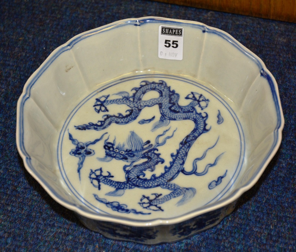 An Oriental bowl, of circular scalloped form, decorated with dragons, 21cm diameter
