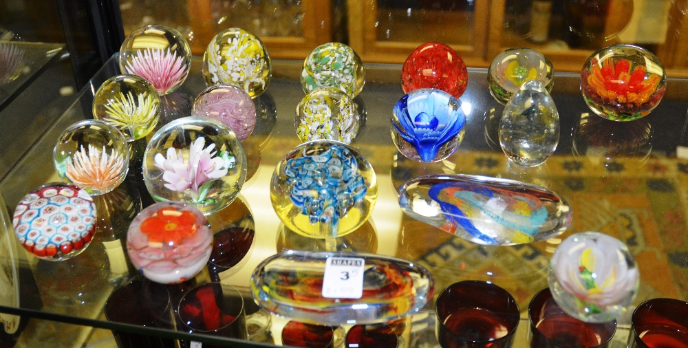 A quantity of glass paperweights (19)