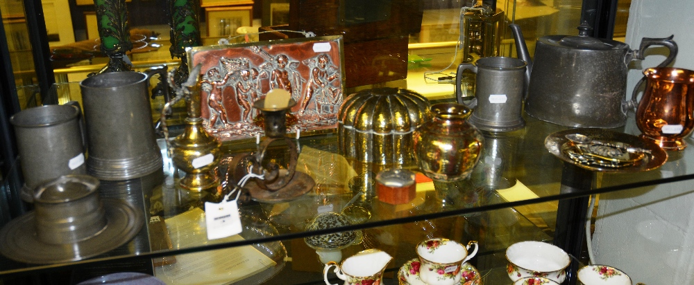 A quantity of brass, copper and pewter wares (16)