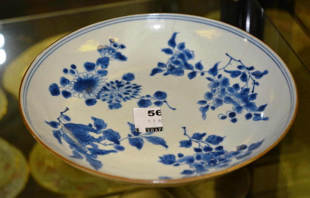 A late 19th century Chinese blue and white plate with floral detail, 21.5cm diameter x 5.5cm high