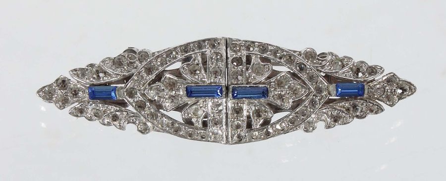 Brosche USA, 1930/1940er Jahre, im Art-Déco-Stil, besetzt mit zahlreichen weißen und blauen Strass-