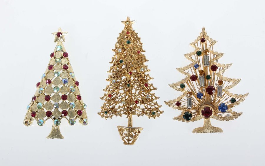 3 Weihnachtsbaumbroschen USA, 2. Hälfte 20. Jh., goldfarbenes Metall, 3 variierende Weihnachtsbäume,