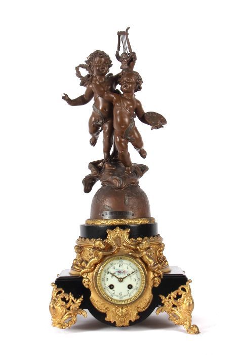 Figuren-Pendule Frankreich, um 1900, bez: "TRIOMPHE DES ARTS von È. BRUCHON", Metallguss bronziert