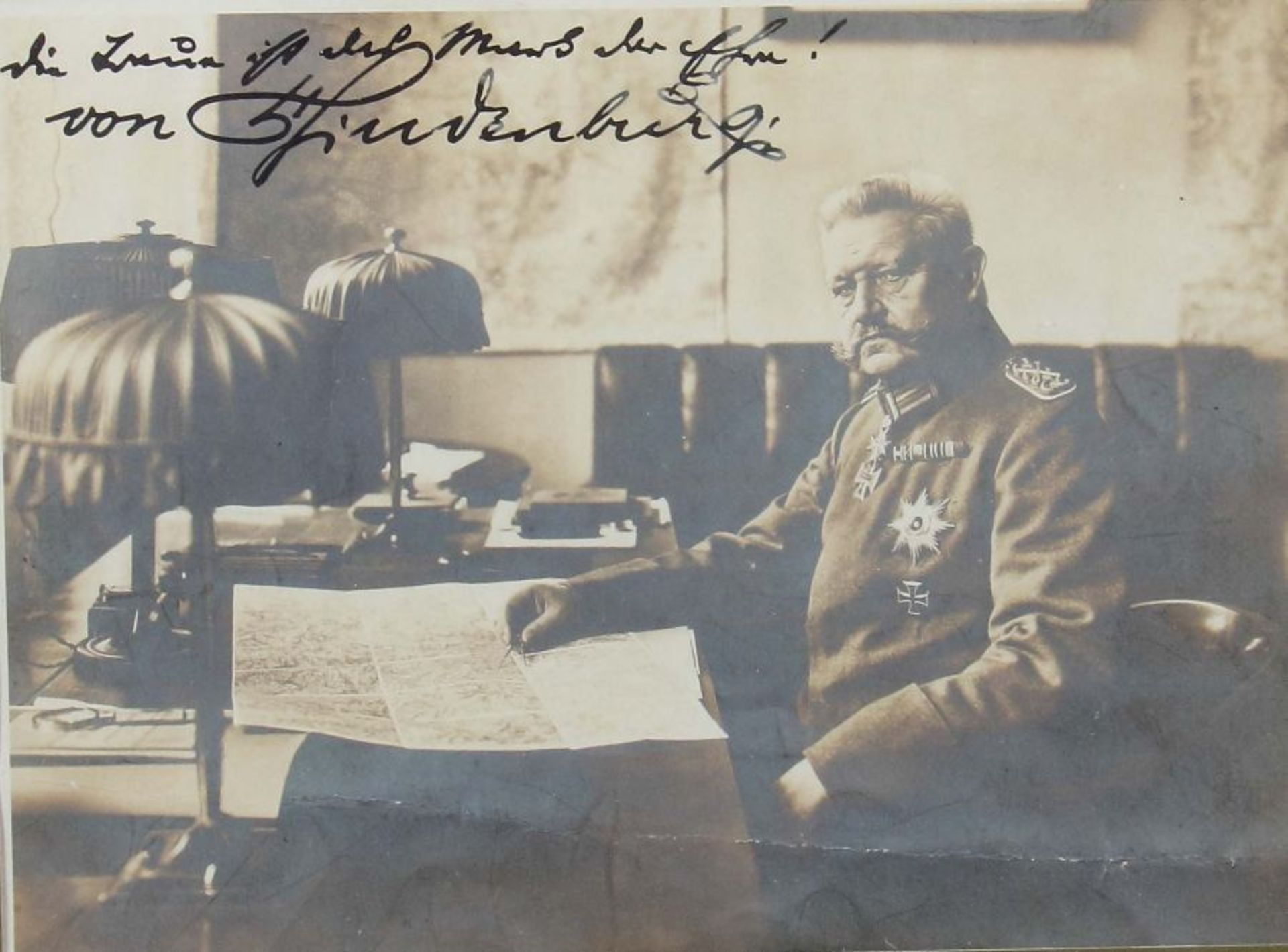 Paul von Hindenburg (1847 - 1934), Portraitfotografie Hindenburgs an seinem Schreibtisch, Fotografie