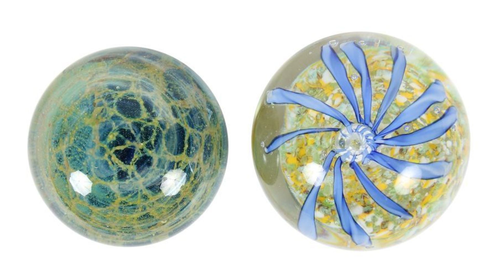 2 Paperweights 2. Hälfte 20. Jh., davon 1x Mdina aus Malta, 1x unbez., H: bis 8,5 cm.