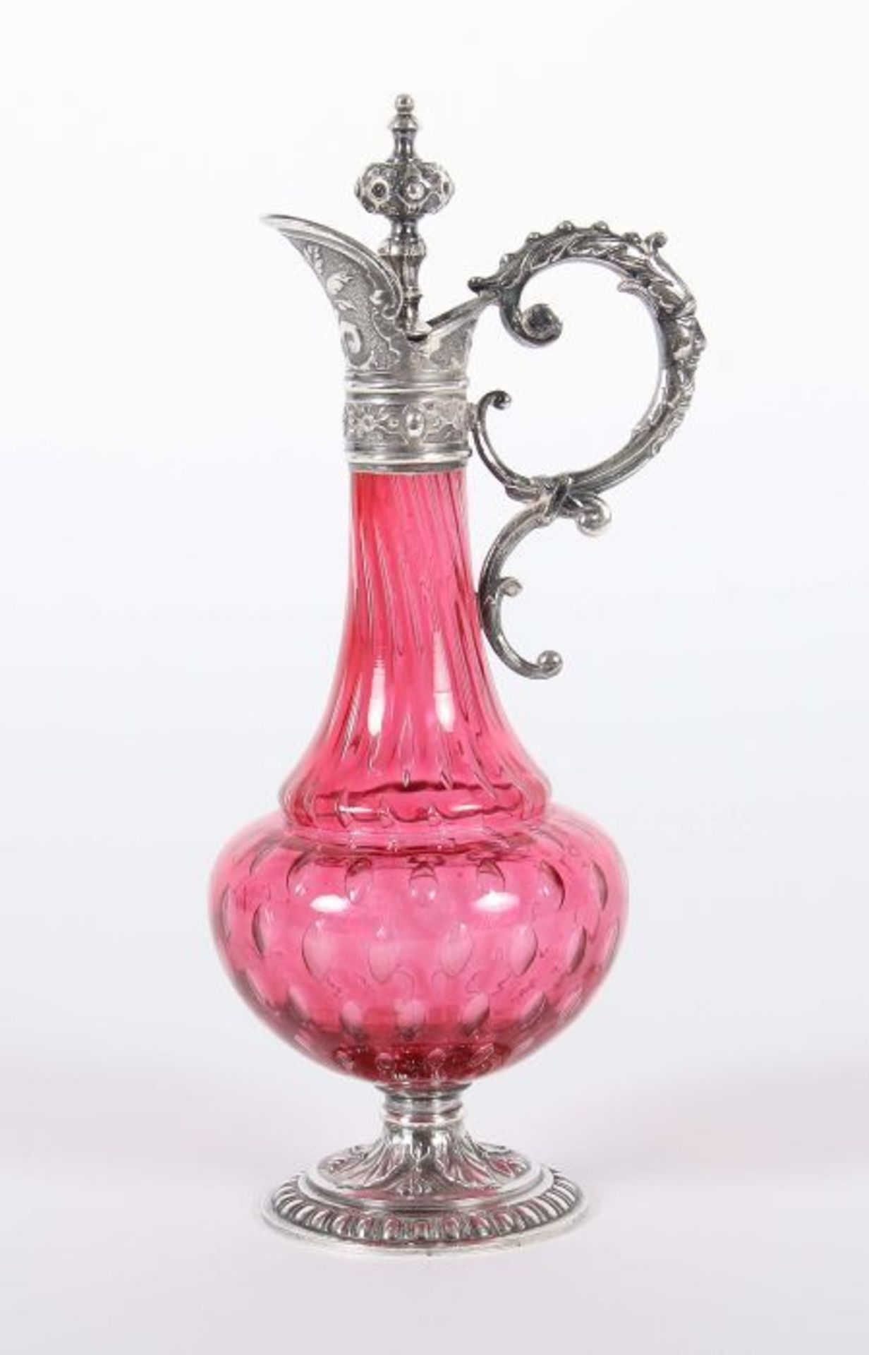 Karaffe Um 1900, roséfarbener Glaskorpus, optisch strukturiert, versilberte Montur mit floralem