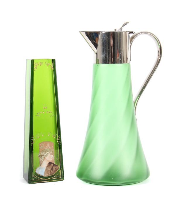 Krug und Vase Böhmen, um 1900, grün eingefärbtes Glas, modelgeblasen, der Schenkkrug mit