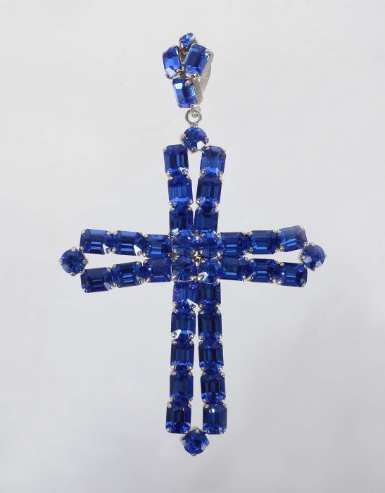 Anhänger modern, in Form eines Kreuzes, gefasst mit blauen Strass-Steinen, gemarkt "22", H: ca. 10,5