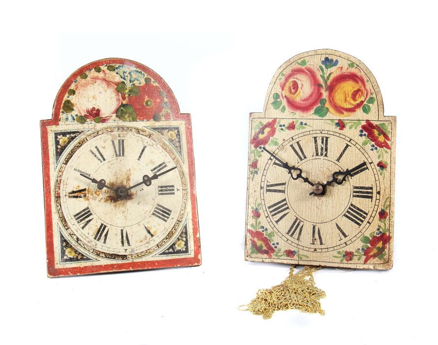 Paar Schilduhren Schwarzwald, 19. Jh., verziertes, leicht gebogenes Uhrschild, Pendelwerk, Schlag