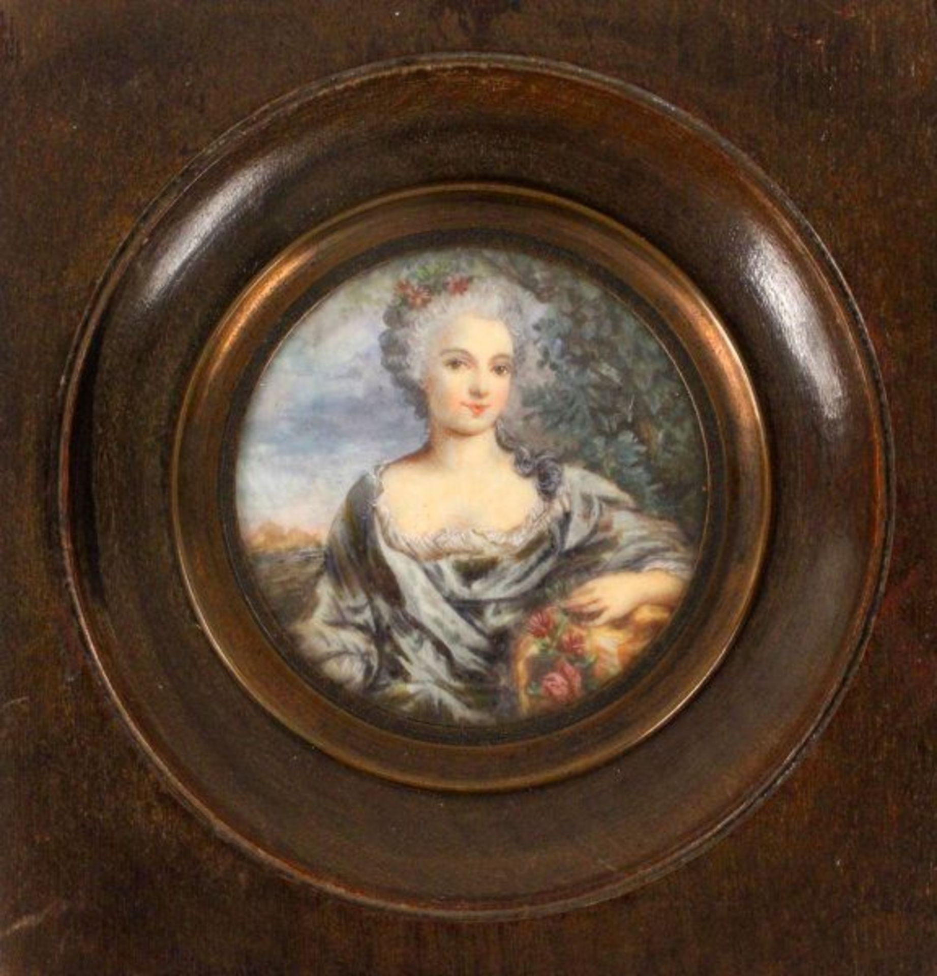 MINIATURE France after 1900 Portrait of a Lady. Painted on ivory. D iameter 6cm, with frame 11,