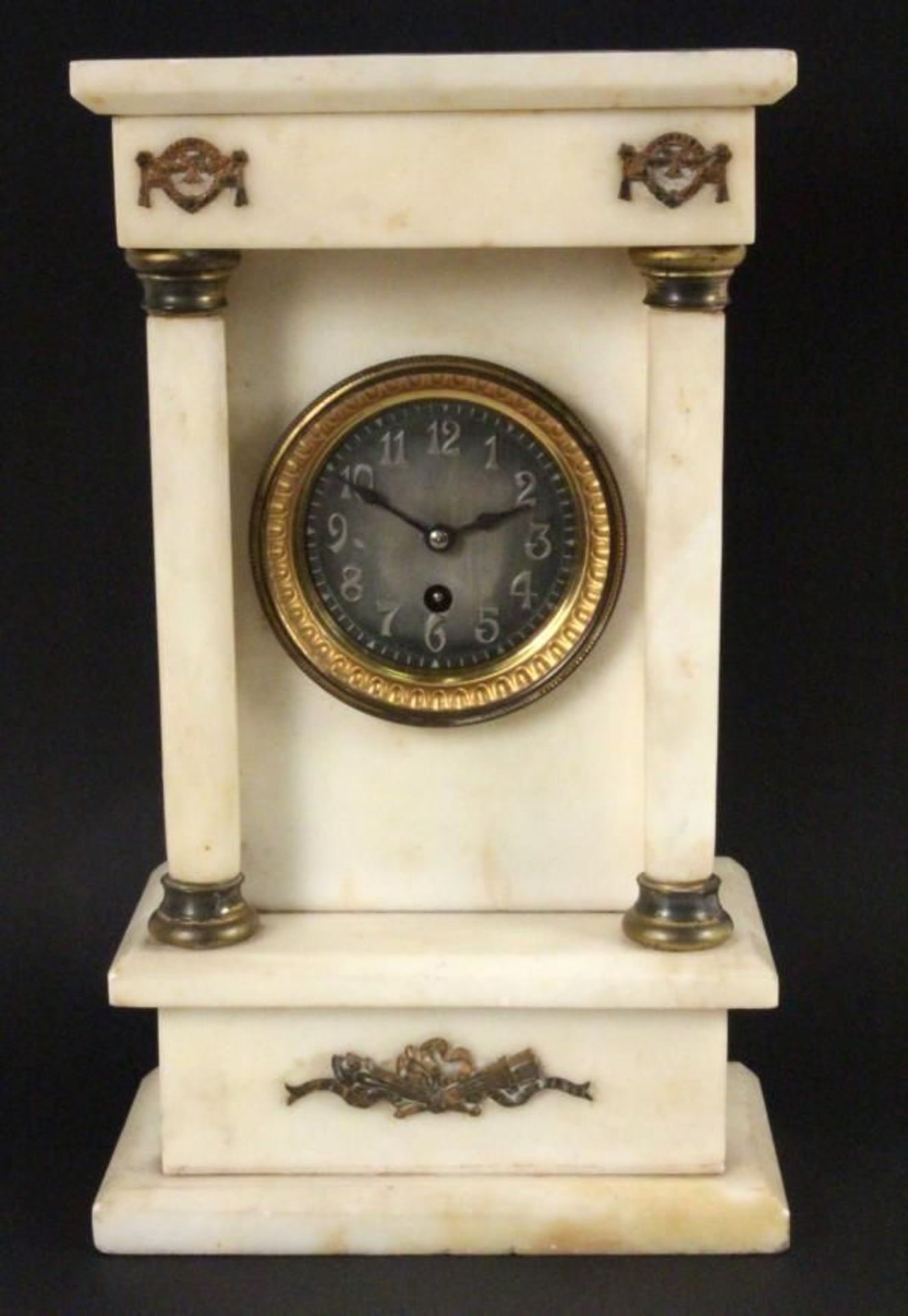 A MANTEL CLOCK WITH COLUMNS Germany, ca. 1900 White marble case with bronze ornaments, movement by