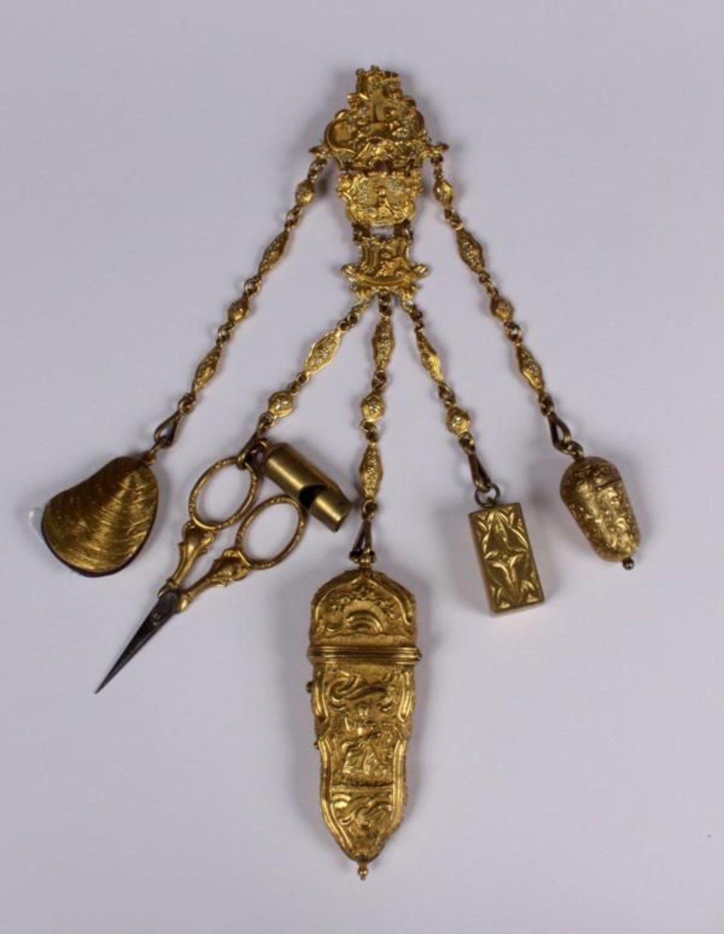 A CHARIVARI CHAIN 19th century with 6 pendants, gilt metal in Rococo style.    Starting price: 900