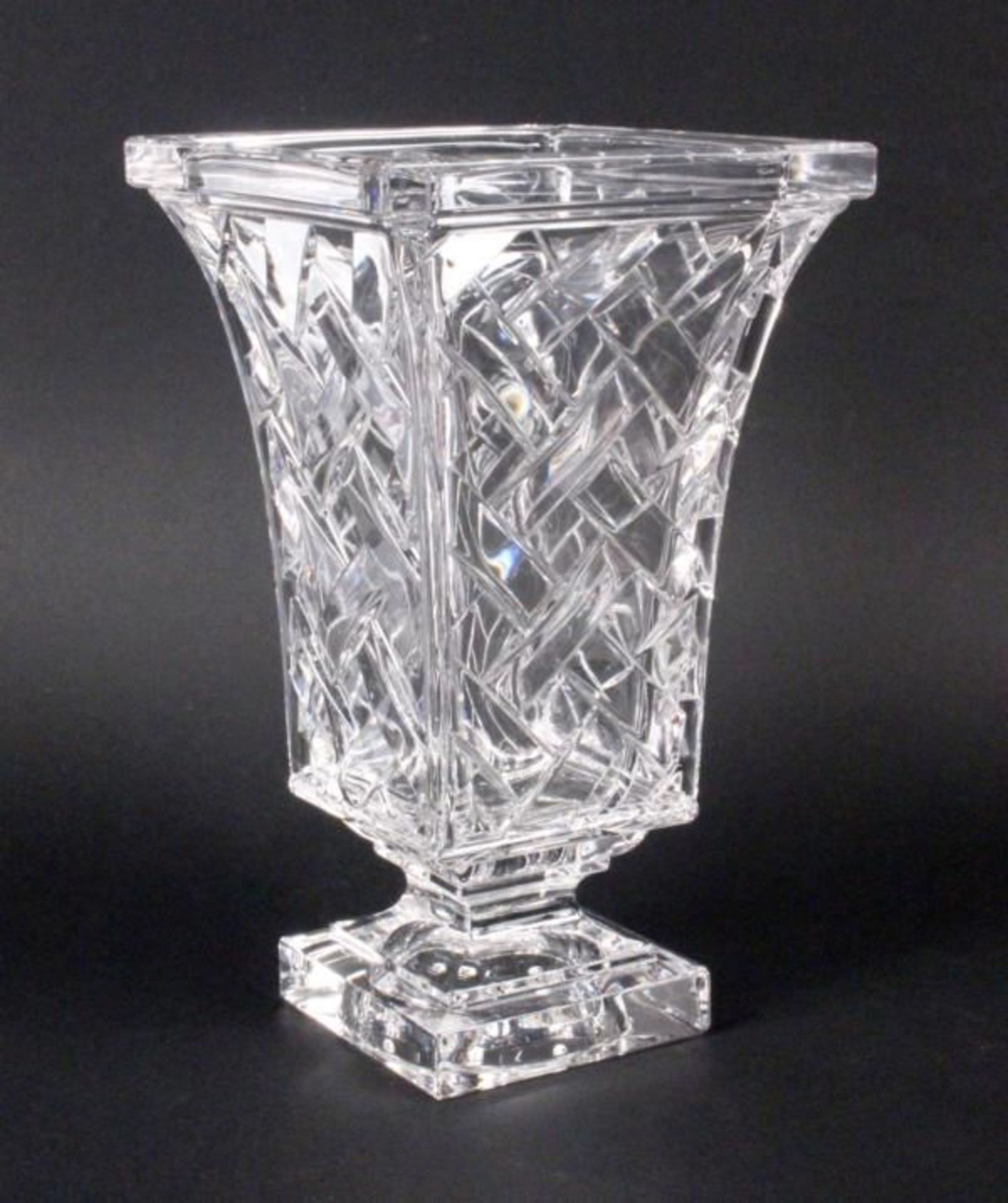 A KRATER VASE colourless crystal glass, height 25cm.    Starting price: 150    KRATERVASE aus