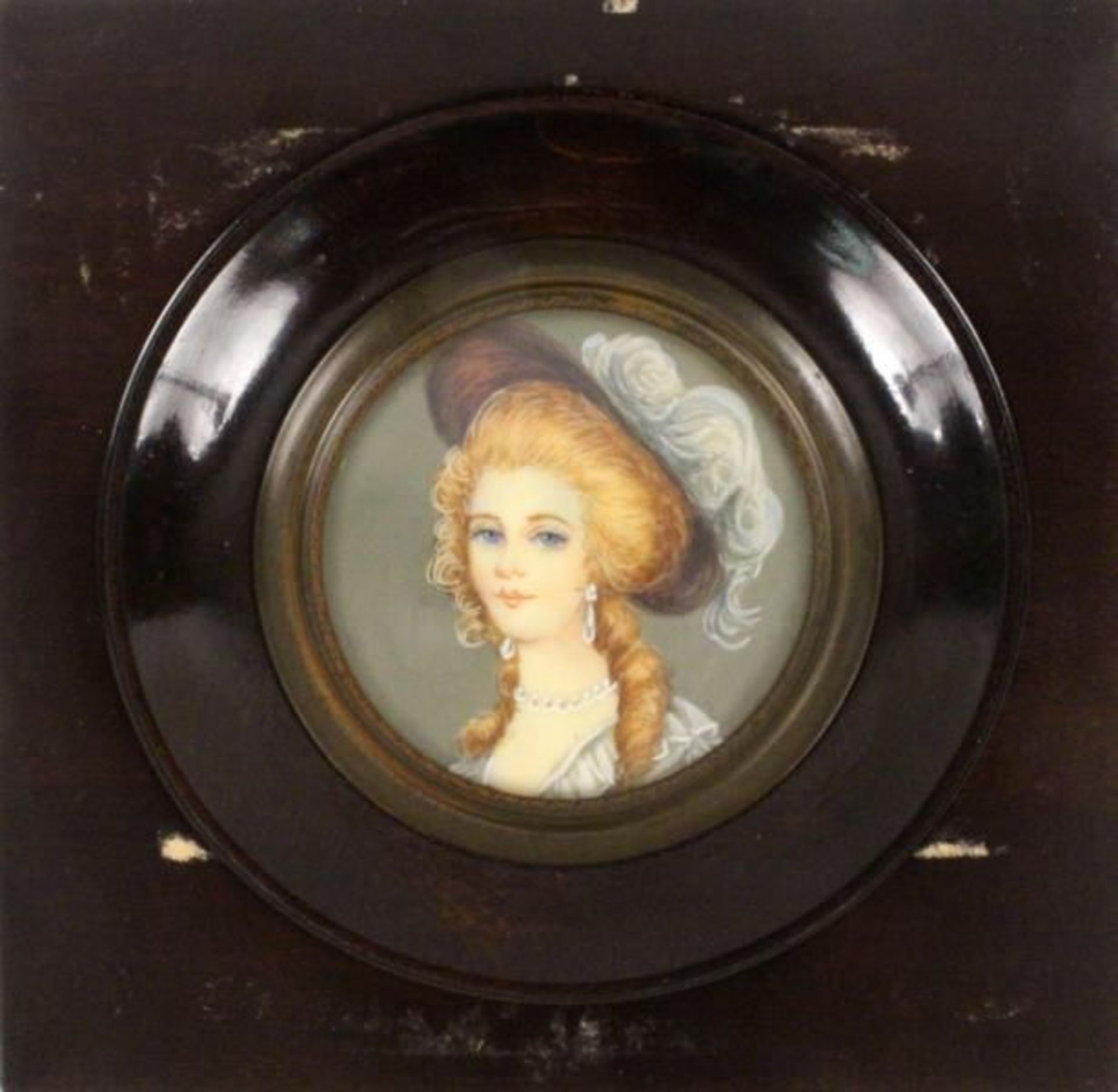 A MINIATURE of an elegant lady with hat, colourful painted on ivory, diameter 6cm, with frame: 12.