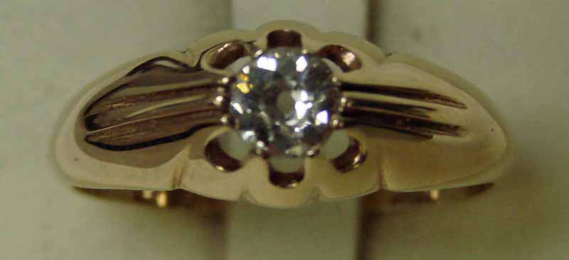 A gentleman?s 9ct gold and diamond solitaire ring, the circular cut diamond approx 0.45ct, 3.3g