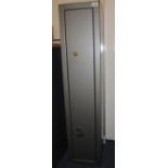 Three gun security cabinet with twin locks and keys, 50,3/4 x 11,1/4 x 11 ins