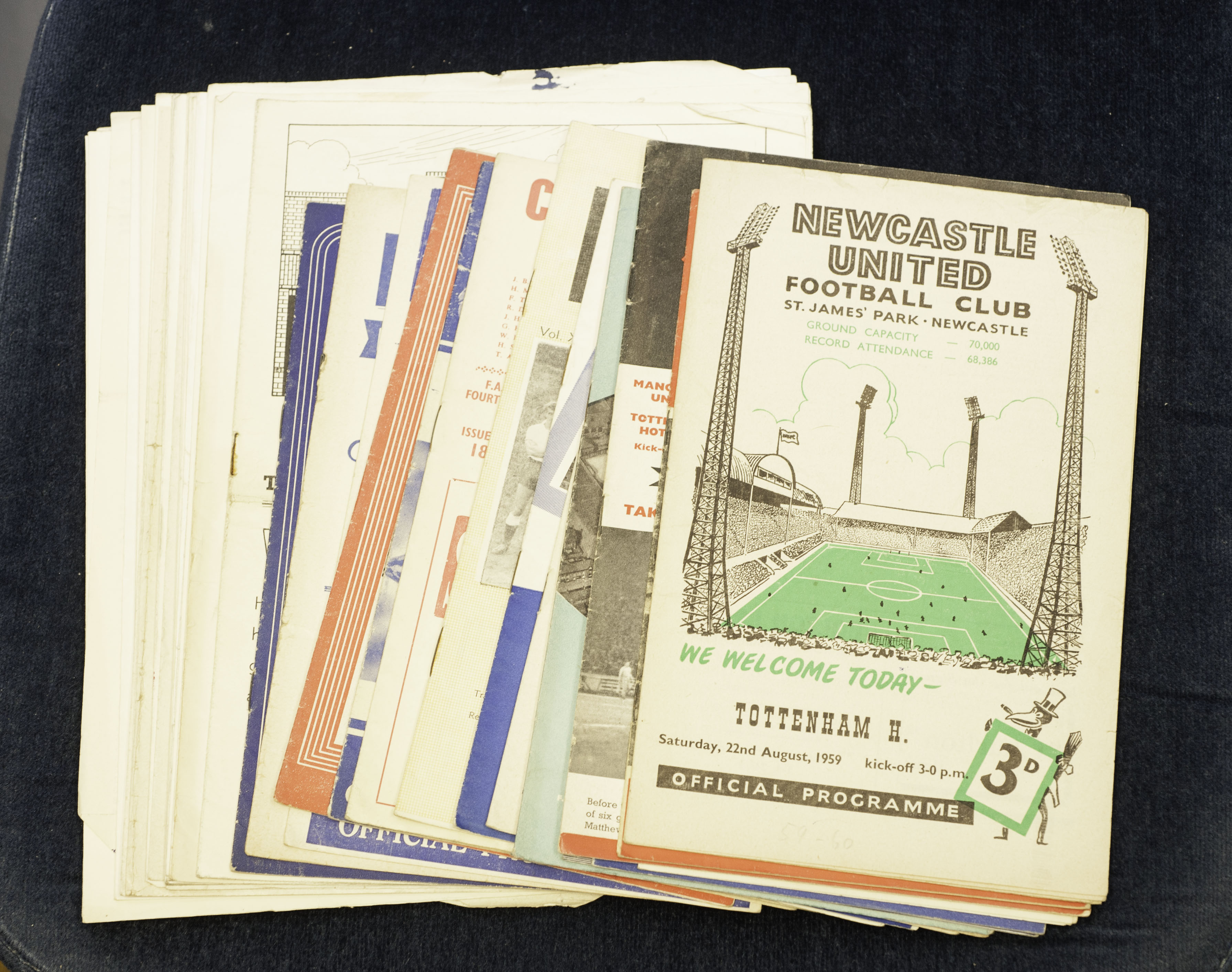 Football programmes Tottenham Hotspur FC, a collection of 50+ home and away programmes 1959/60,