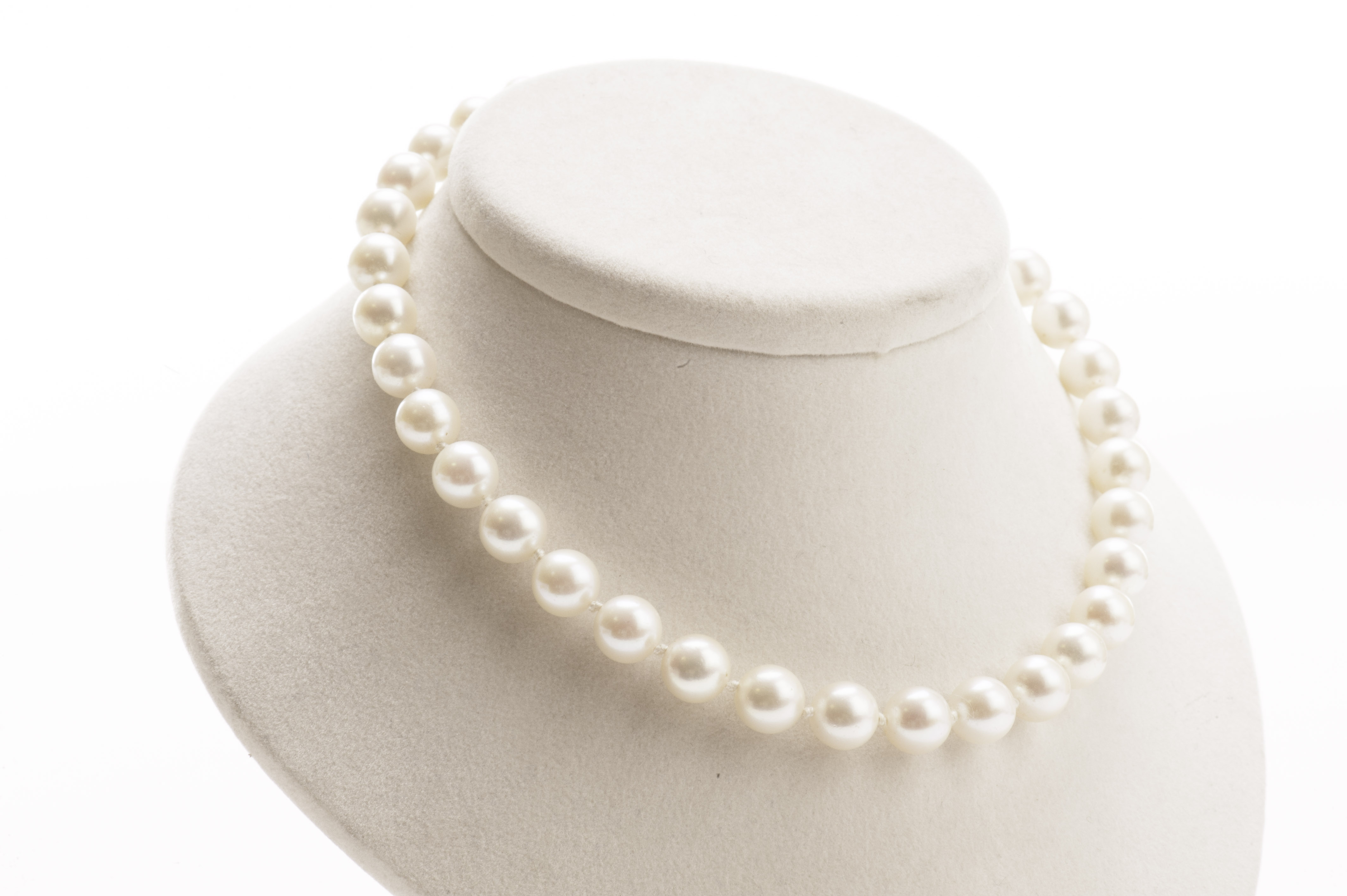 A good quality string of cultured pearls, the white pearls of approx 8.5mm to 9mm on knotted string