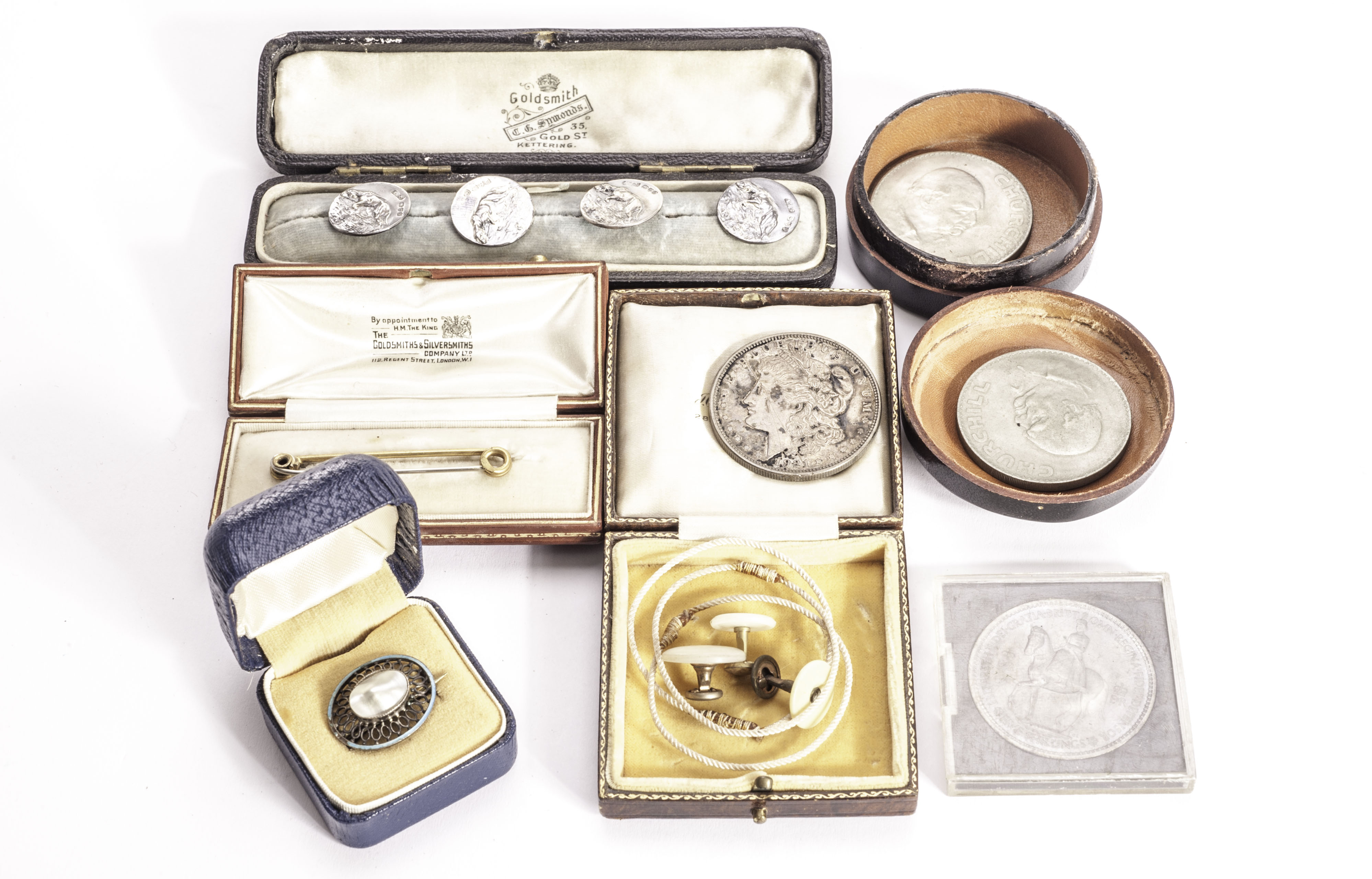 A set of four George V silver hunting interest buttons, together with a US Liberty Head 1921 one