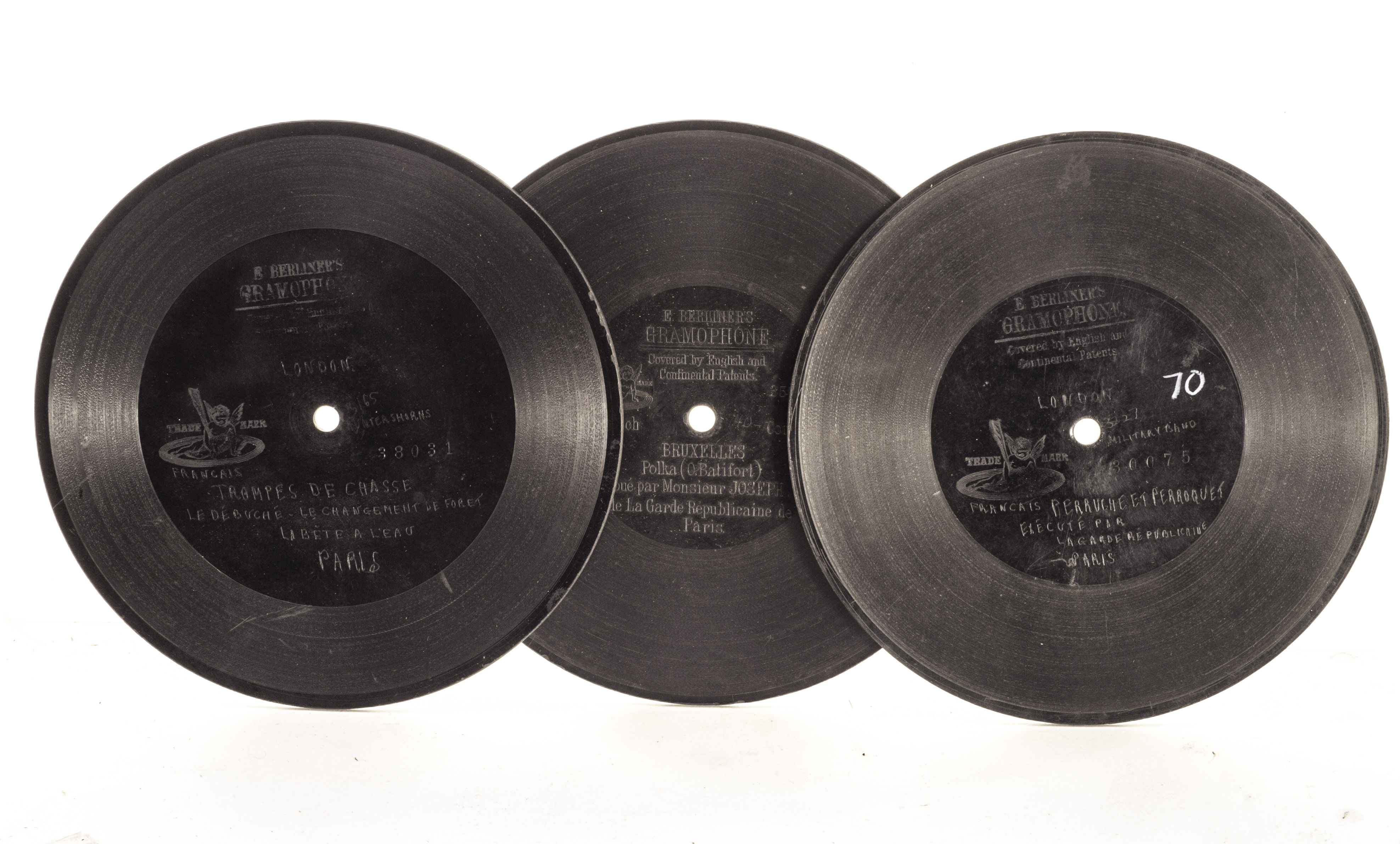 7-inch Berliner records: 33031 Trompes de Chasse; 30075  Garde Republicaine Perrulet et Perrulet (