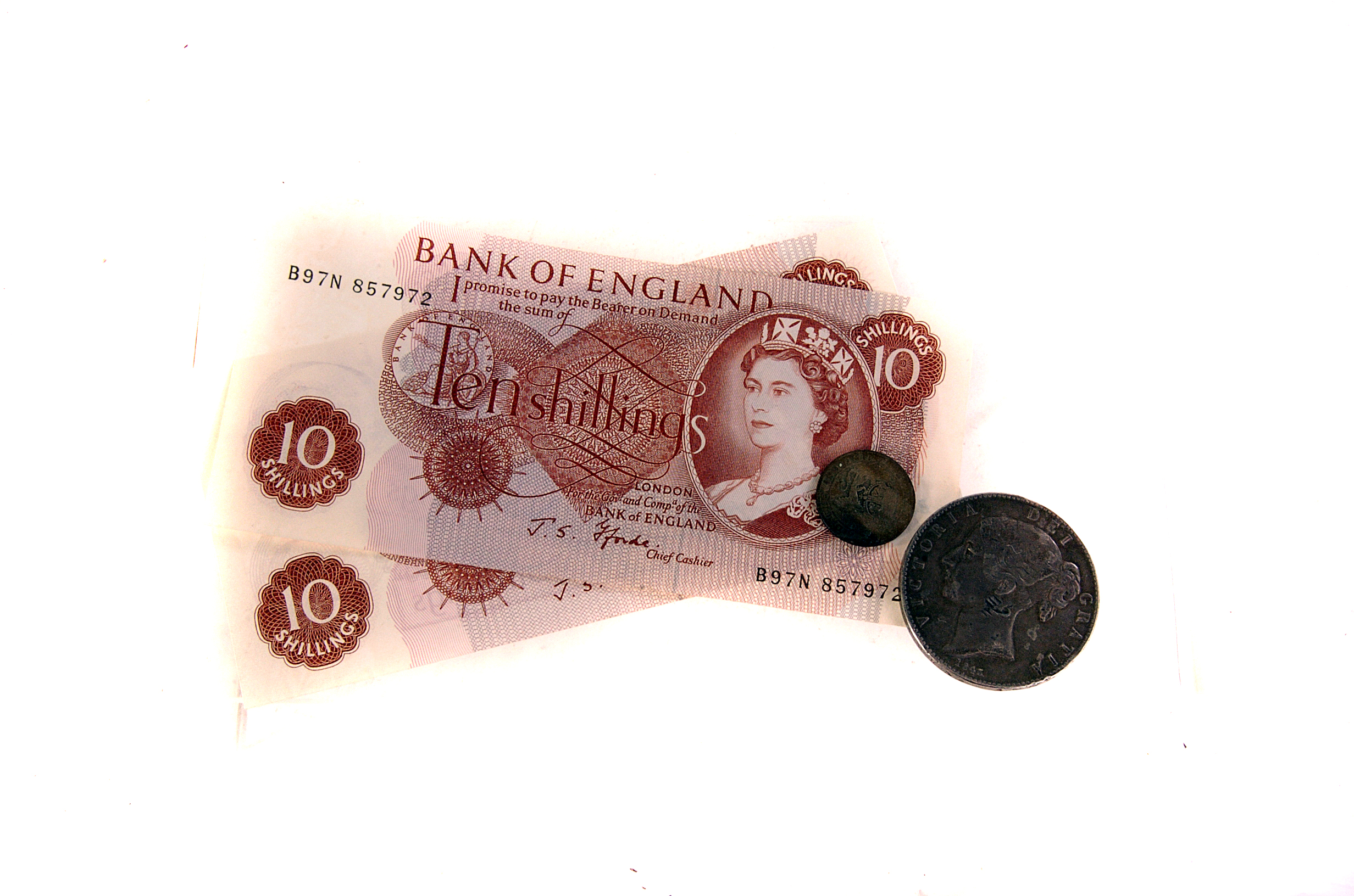 Two 10 shilling bank notes, together with a Young Head Victorian crown and a 1920 sixpence (4)