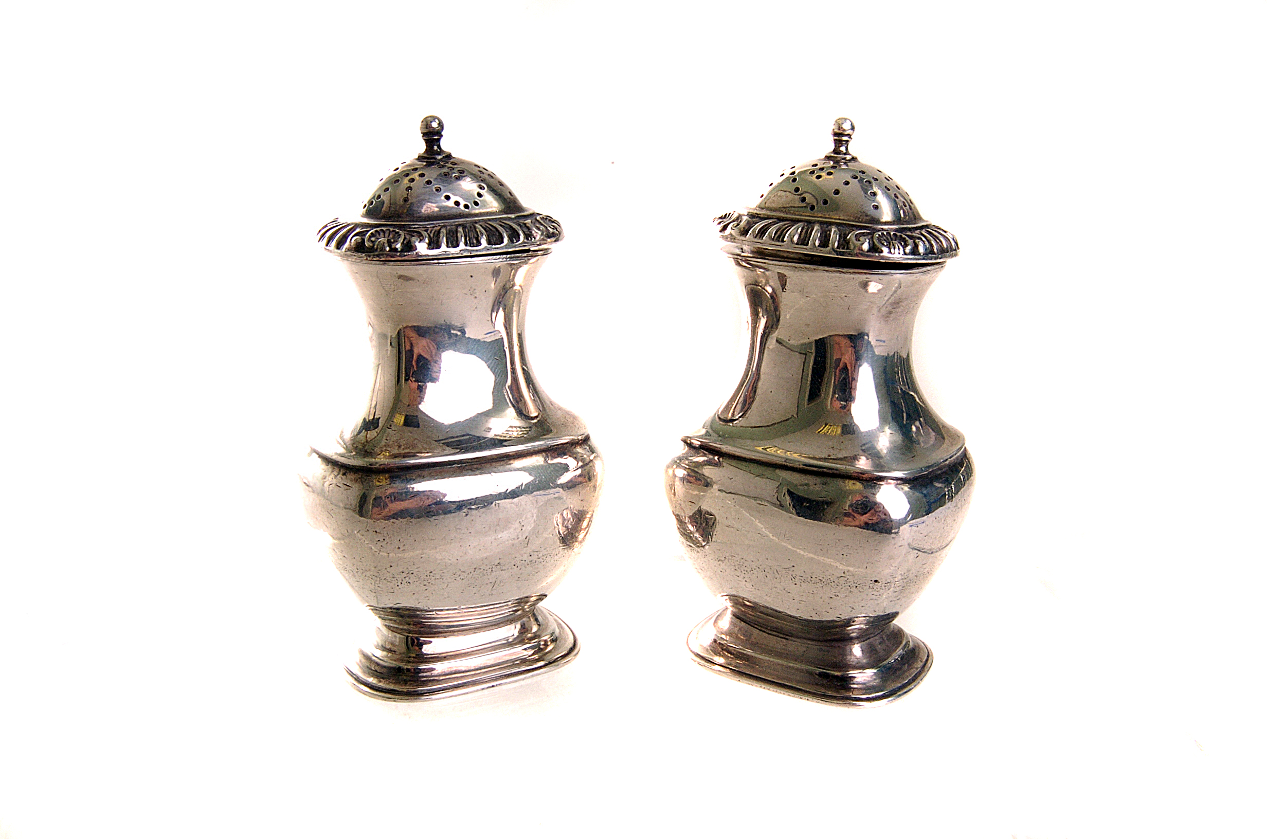 A pair of silver pepperettes, untested, approx. 7.3ozt