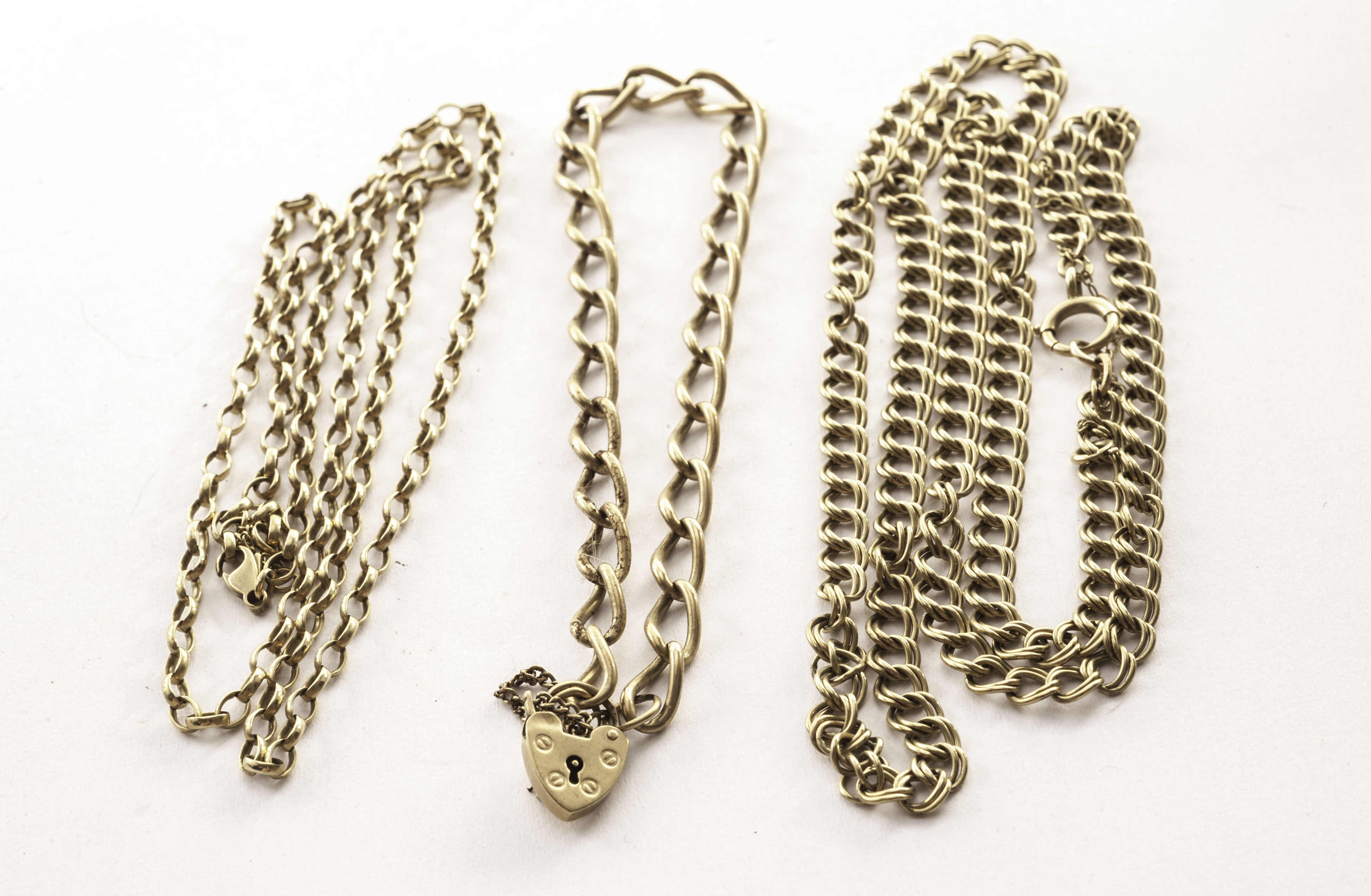 Two 9ct gold necklaces and a bracelet, comprising one double circular link chain, an oval belcher