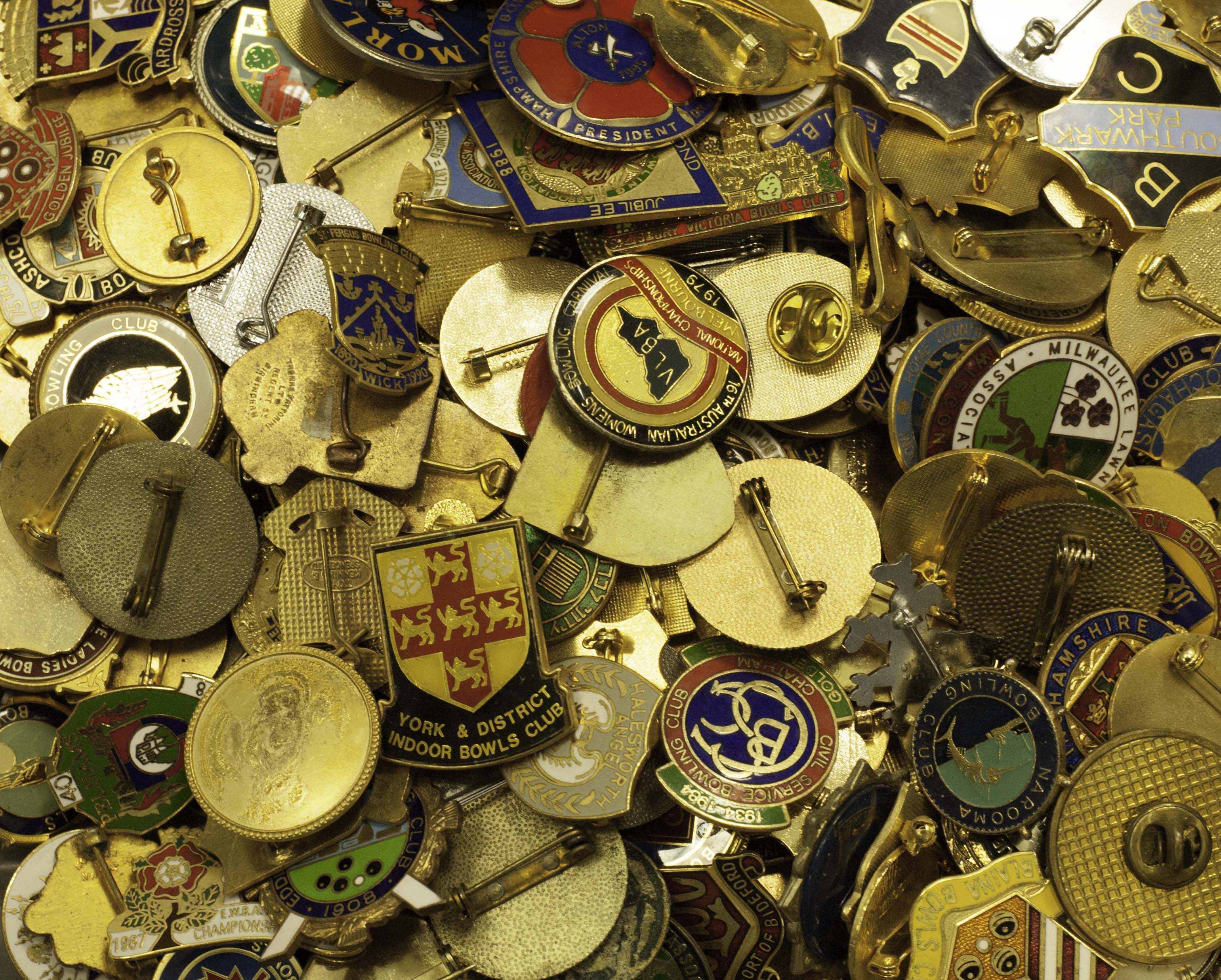 Bowls: A selection of approx. 200 metal badges, mostly 1960s onwards, many different clubs,