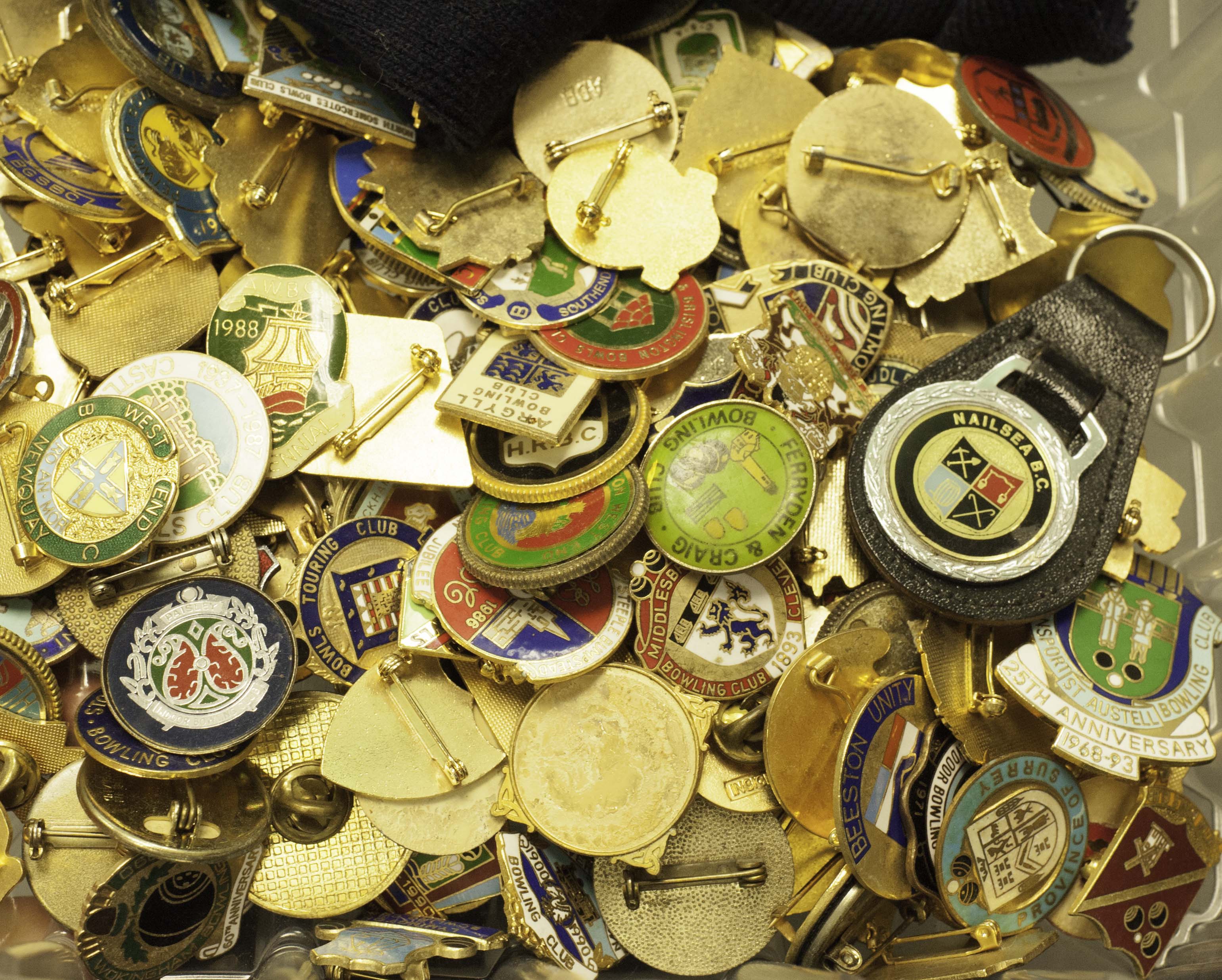 Bowls: A selection of approx. 200 metal badges, mostly 1960s onwards, many different clubs,
