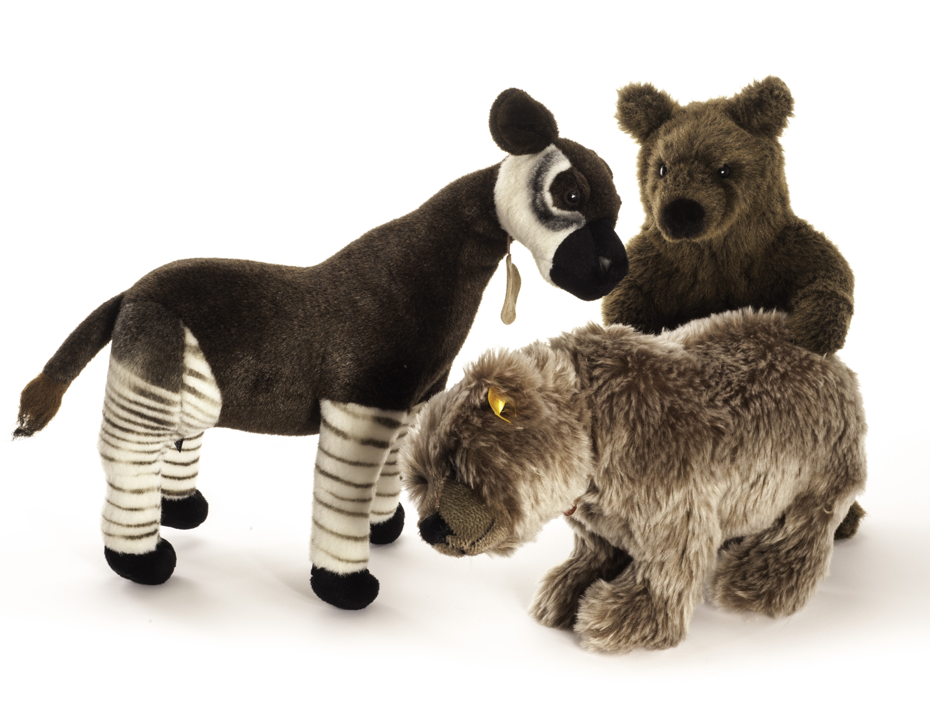 Steiff Grizzly, Kosen Grizzly and Aurora Okapi: a Steiff Grizzly (069345) on all-fours, double