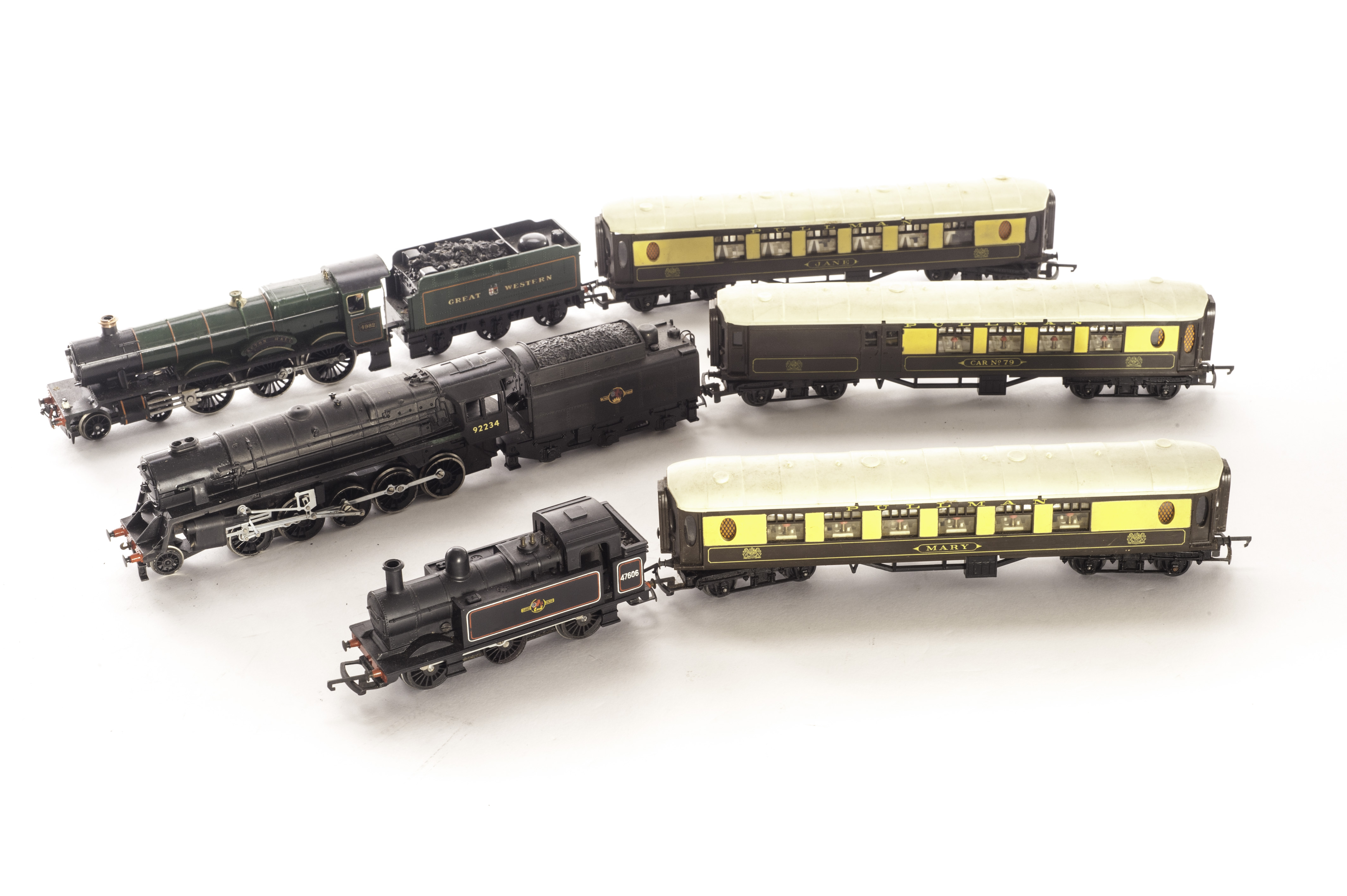 Triang-Hornby 00 Gauge locomotives and Pullman cars: Hall class 4-6-0 in Great Western green