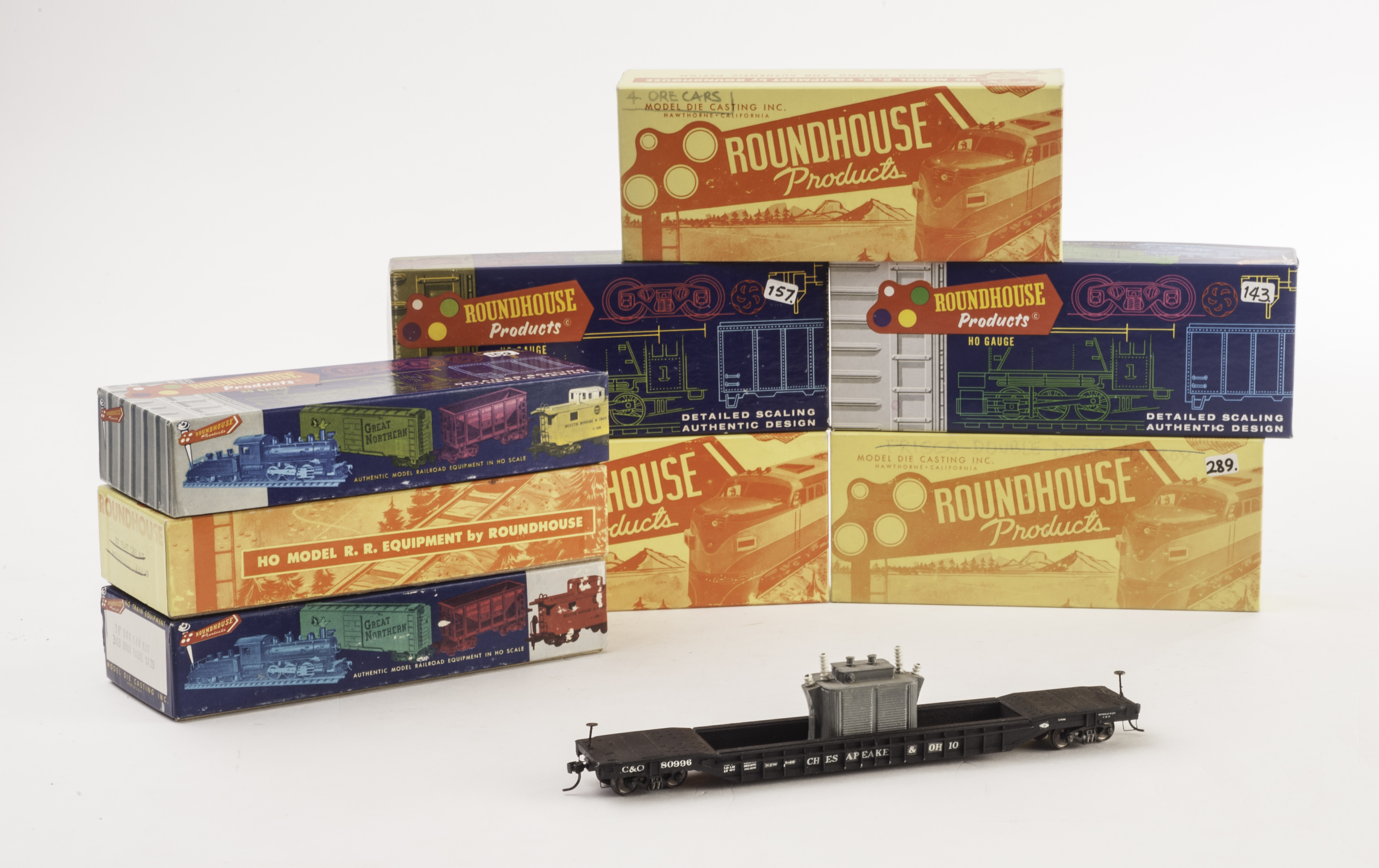 American H0 Gauge rolling stock by Roundhouse: various box cars, ore cars (packed multiples in