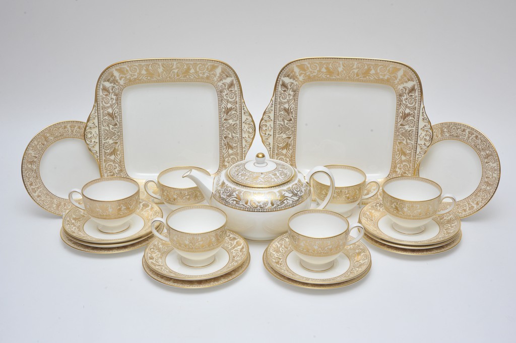 A Wedgewood gilt tea set, comprising cups, saucers and side plates