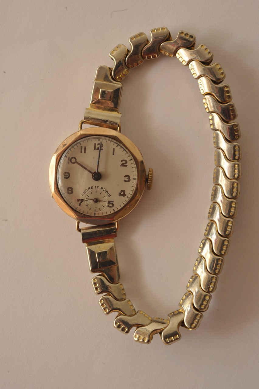 A ladies 9ct gold cased wristwatch with expanding bracelet strap